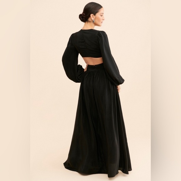 Cutout Plunging Maxi Dress
Farm Rio - Picture 2 of 14